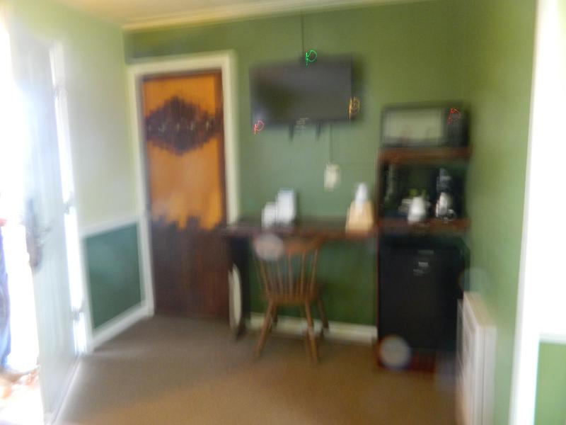 Economy Quadruple Room image 3