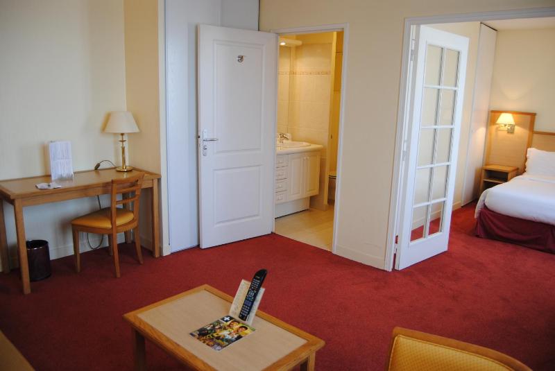 Classic One-Bedroom Apartment image 4