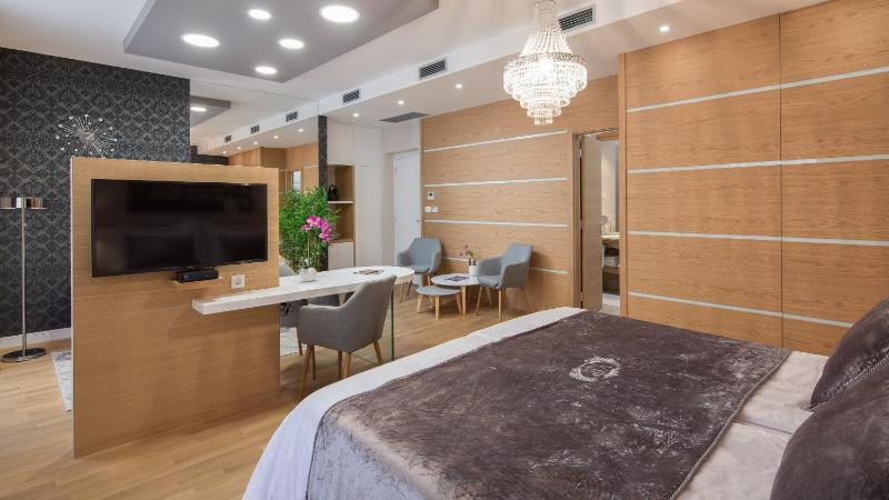 Deluxe Suite with Balcony image 4
