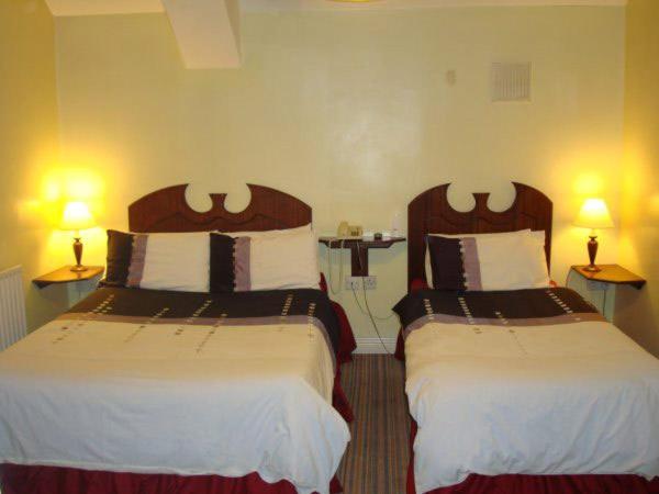 Twin Room image 2