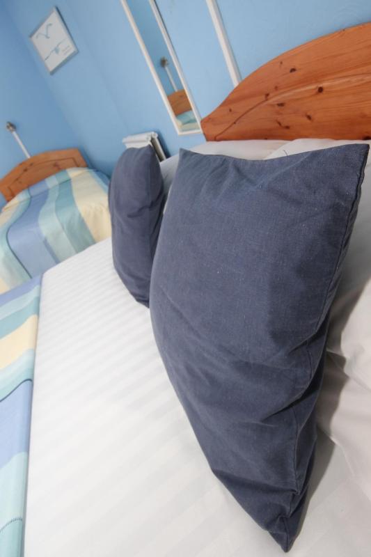 Triple Room with Private Bathroom image 3