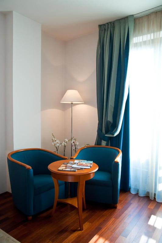 Standard Double Room image 4