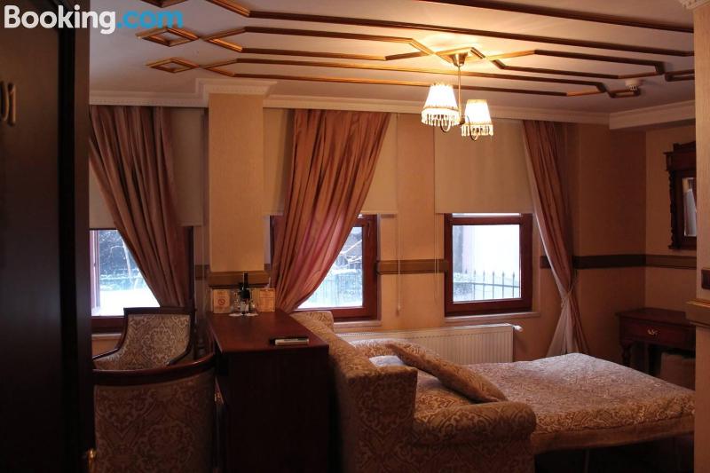 Family Room image 3