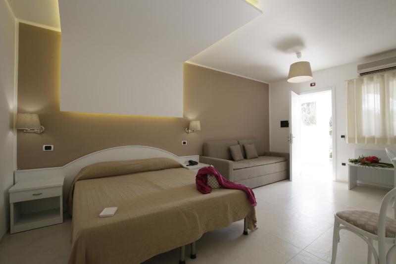 Deluxe Double Room with Patio image 2