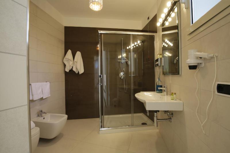 Deluxe Double Room with Patio image 3