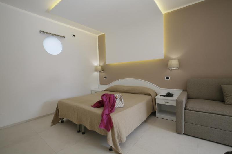 Deluxe Double Room with Patio image 1
