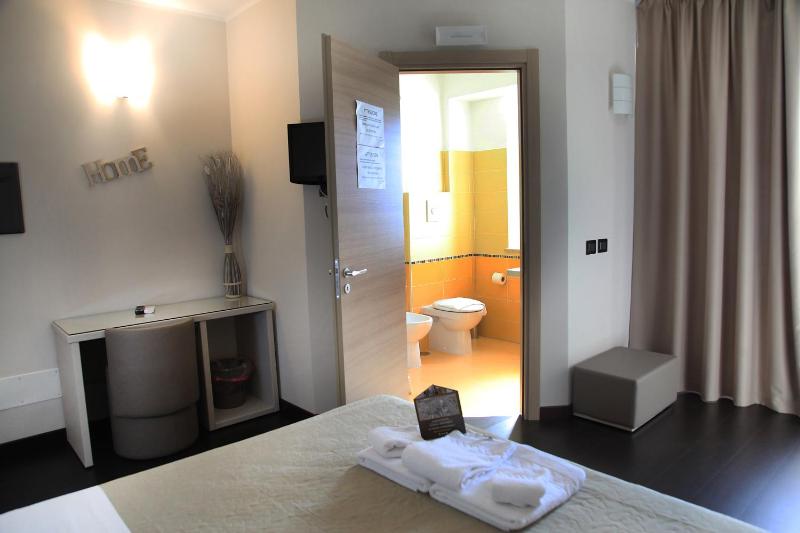 Economy Double Room image 3