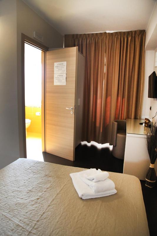 Economy Double Room image 4