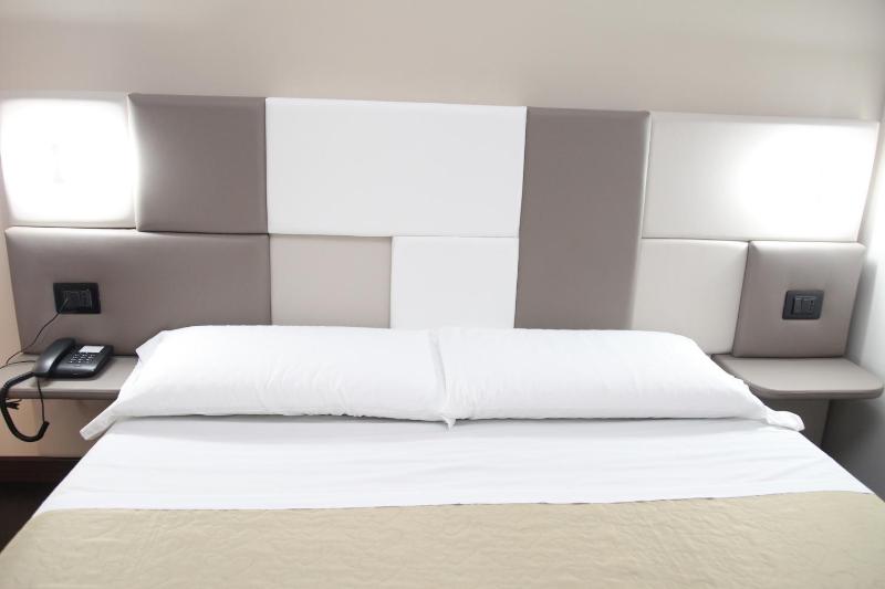 Double Room image 3