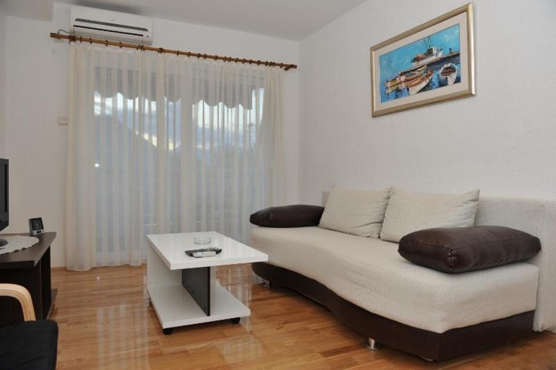 One-Bedroom Apartment with Balcony and Sea View image 3