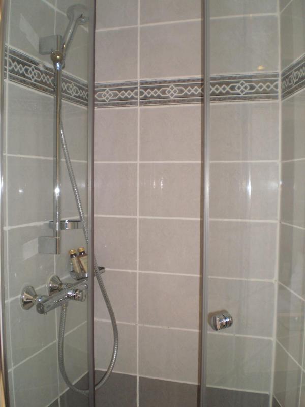 Twin Room image 3