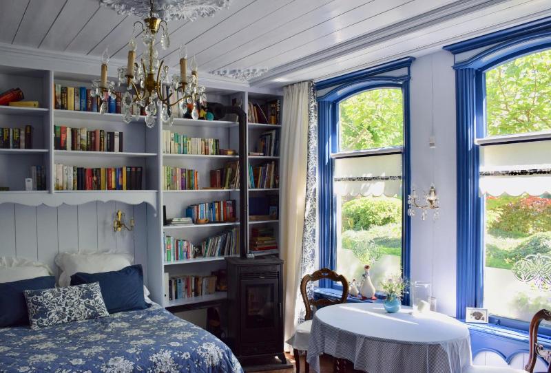 Deluxe King Room image 4