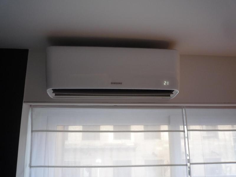 Double Room with Balcony - No Daily Cleaning image 2