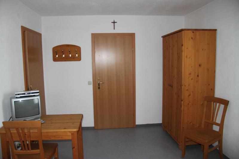 Twin Room image 3