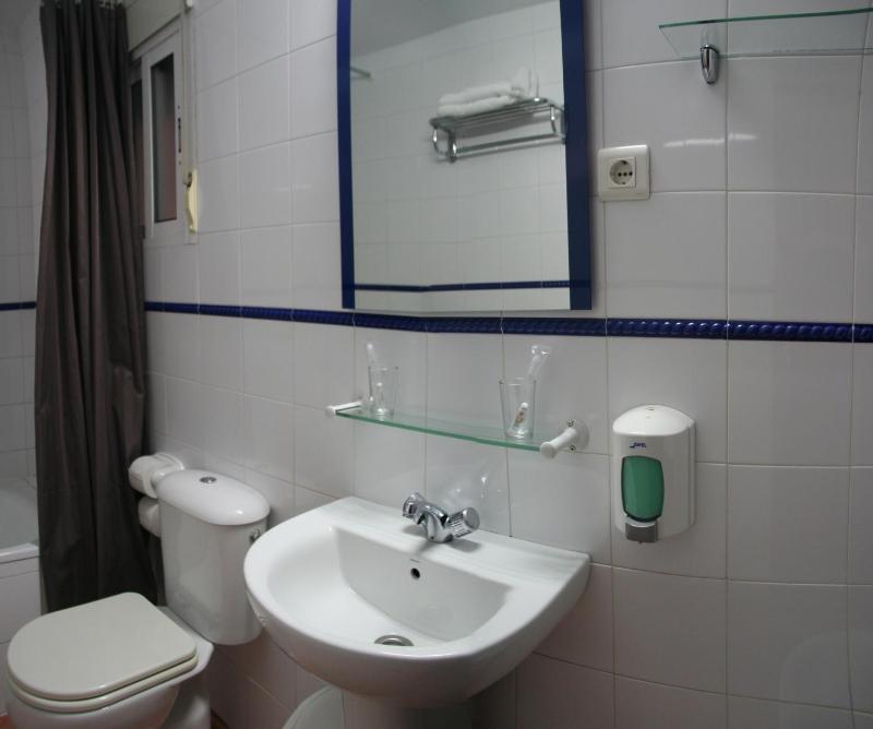 Basic Triple Room image 3