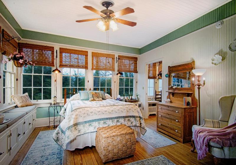 Queen Room image 1