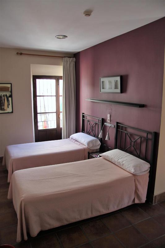 Standard Twin Room image 3