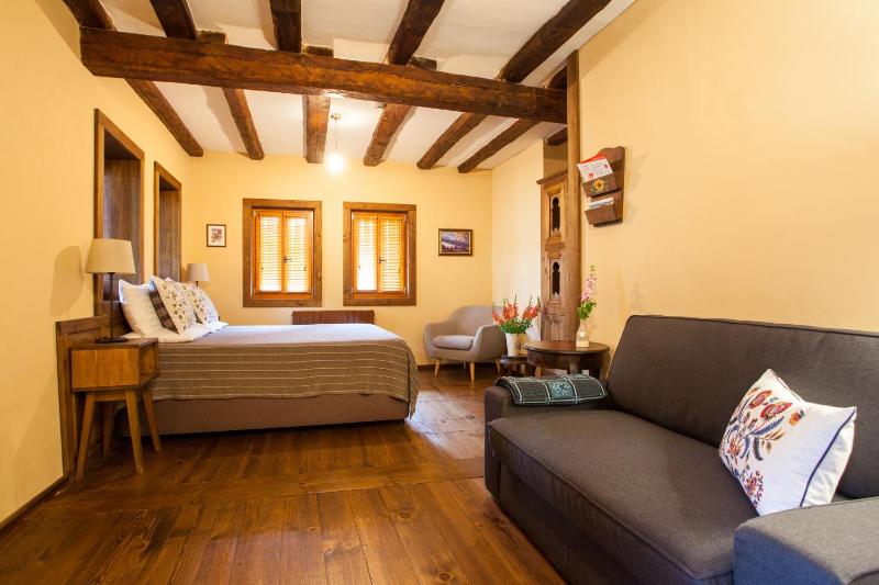 Deluxe Double Room with Balcony image 4
