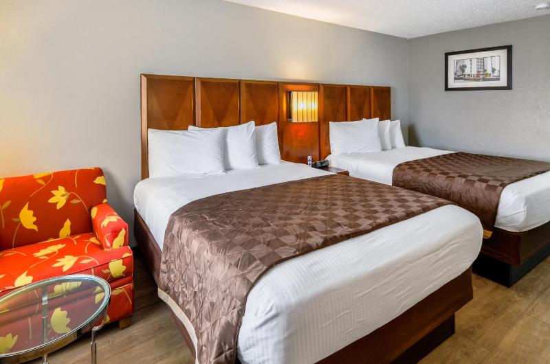 Queen Room with Two Queen Beds - Non-Smoking image 3