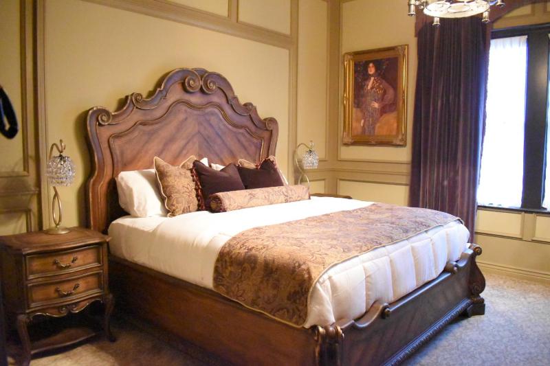 Luxury King Suite image 2