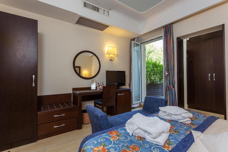 Double or Twin Room image 4