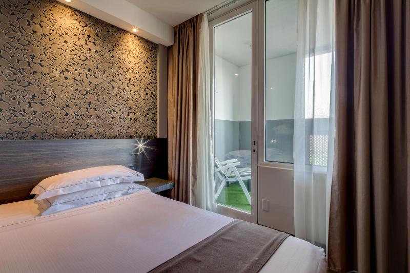 Executive King Room with Balcony image 4