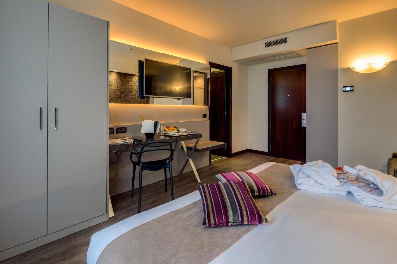 Executive Family Room with Balcony image 4