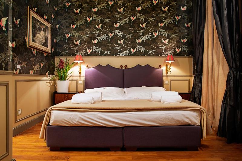 Deluxe Double Room with Balcony image 4