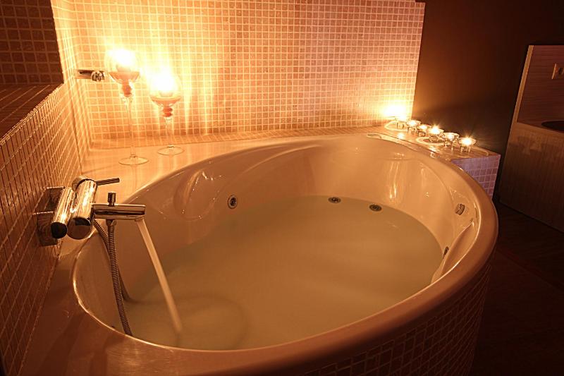 Apartment with Hot Tub (2 Adults) image 3