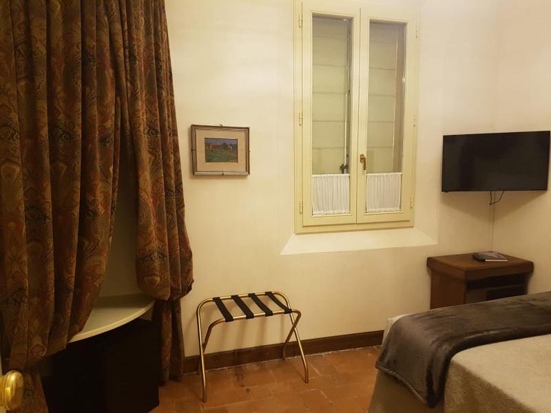 Large Single Room image 4