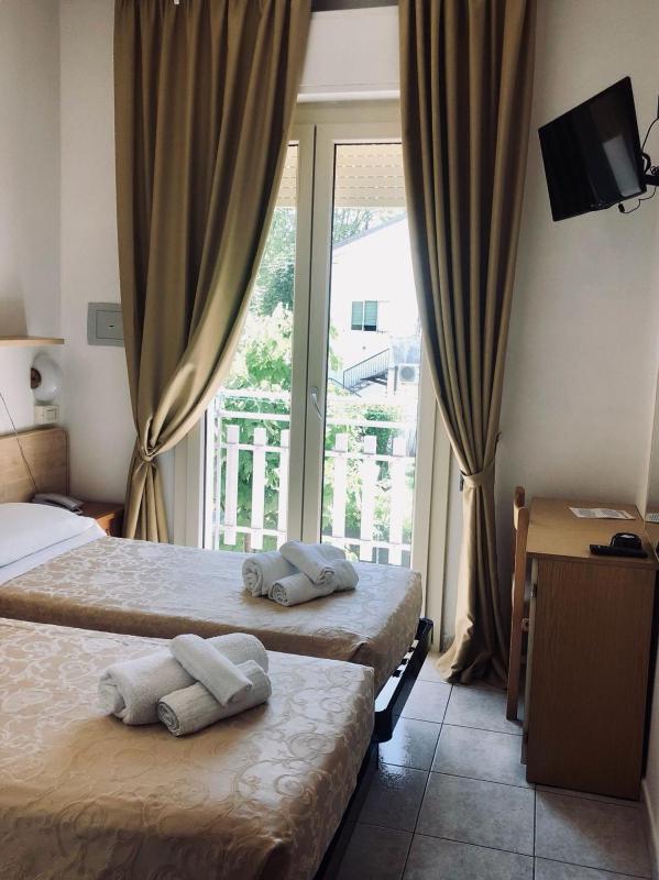 Basic Double or Twin Room image 4