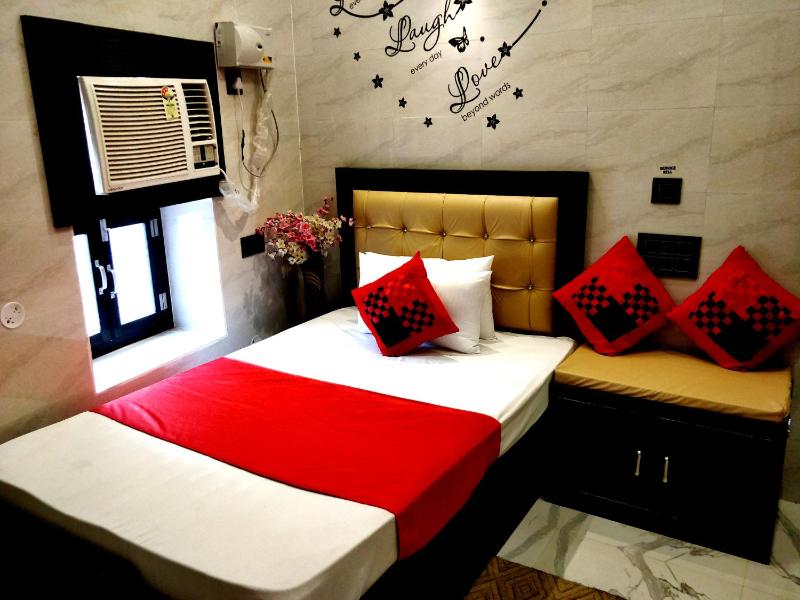 City Hotel - image 43