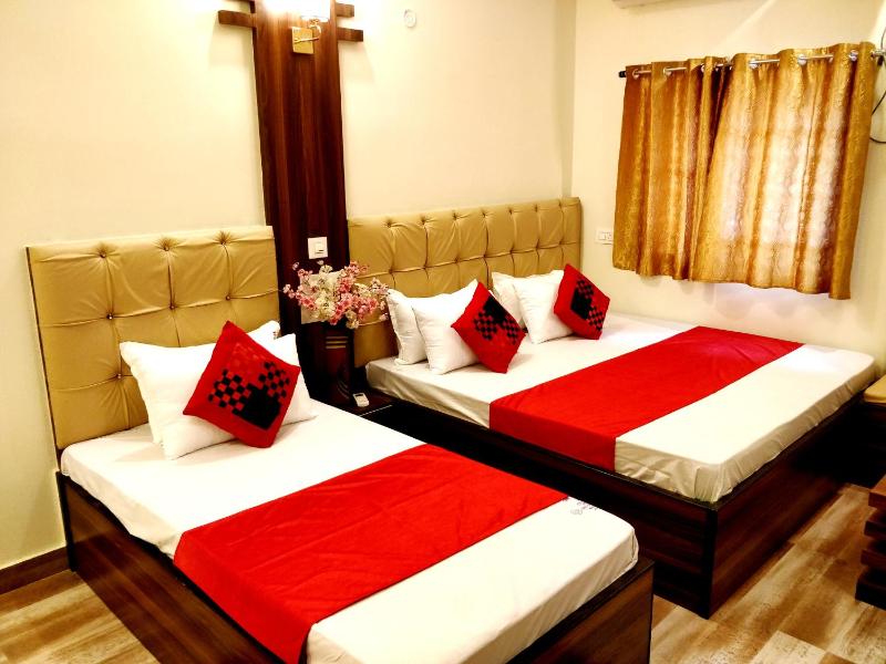 City Hotel - image 20