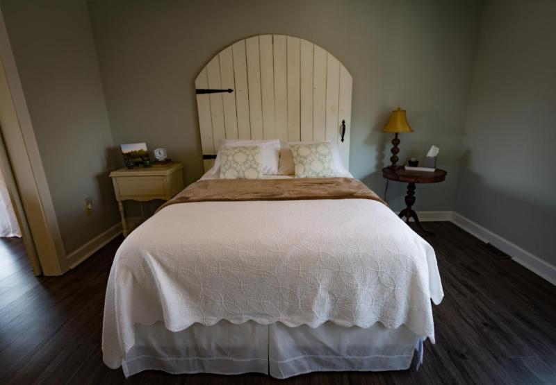 Deluxe Queen Suite image 3