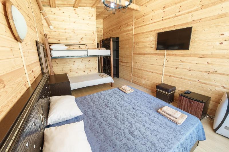 Quadruple Room with Bathroom image 3