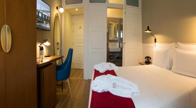 Double Room with City View image 3