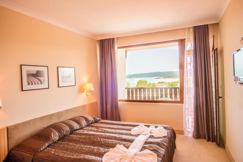 Family Suite with Balcony - Free Beach Access image 2