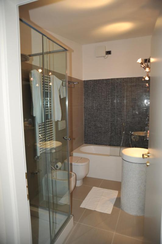 One-Bedroom Apartment (2 Adults) - Split Level image 2