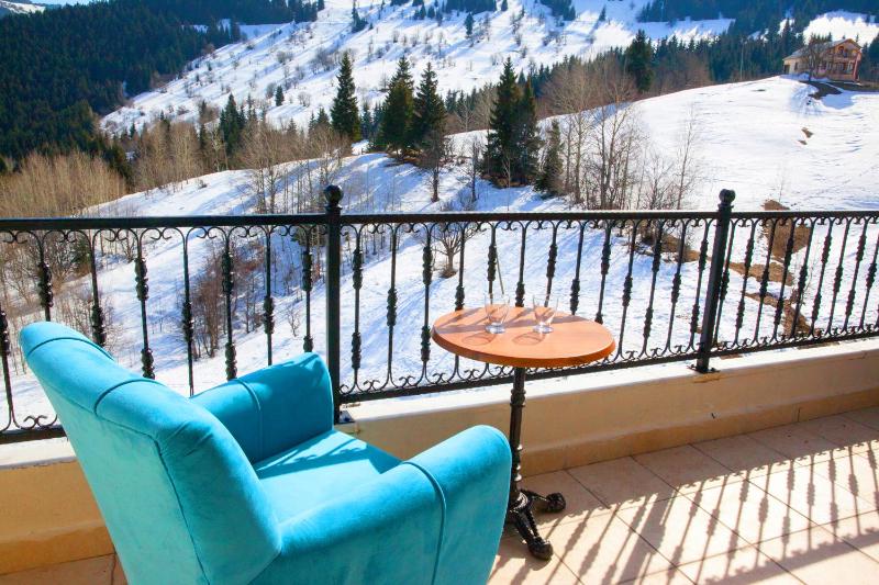 Deluxe Double Room with Balcony image 4