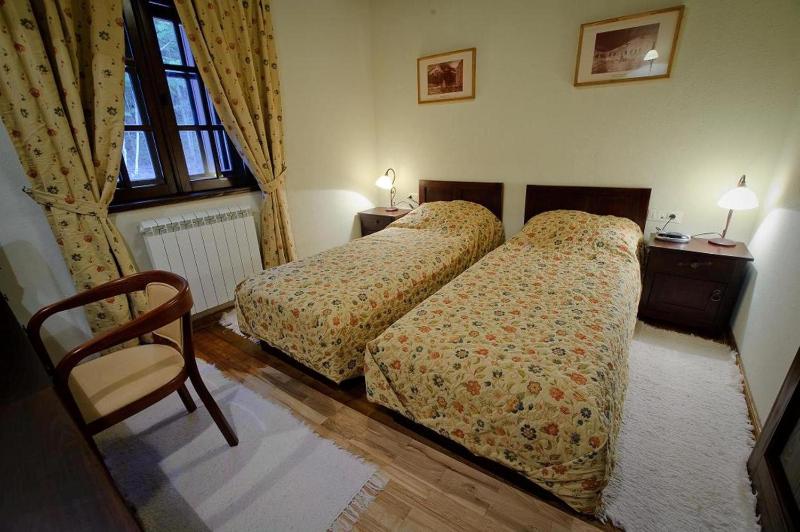 Twin Room image 3