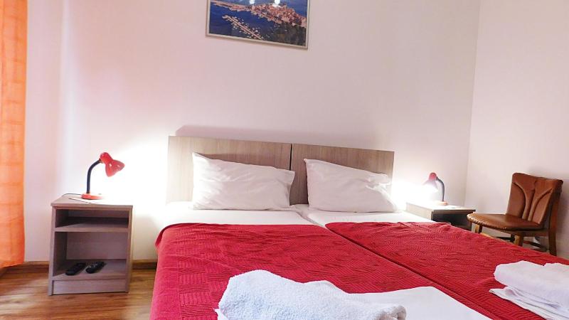 Economy Twin Room image 3