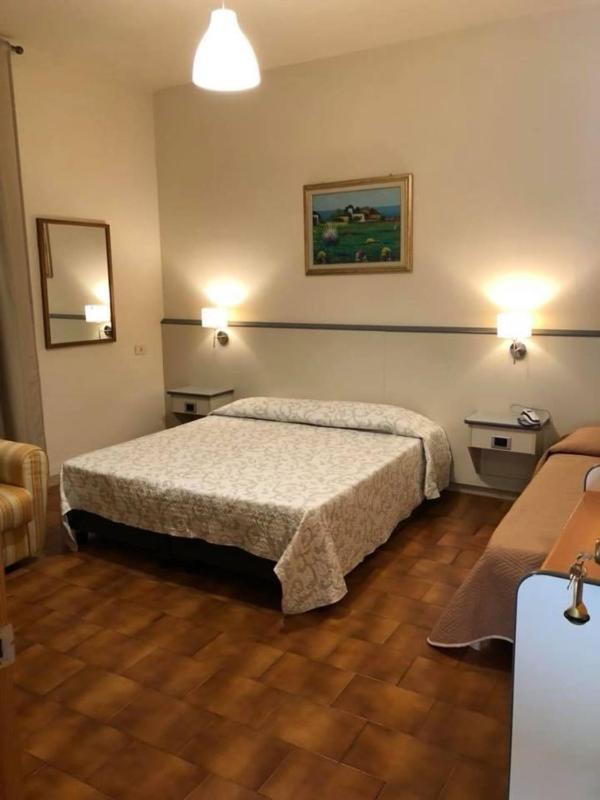 Twin Room image 4