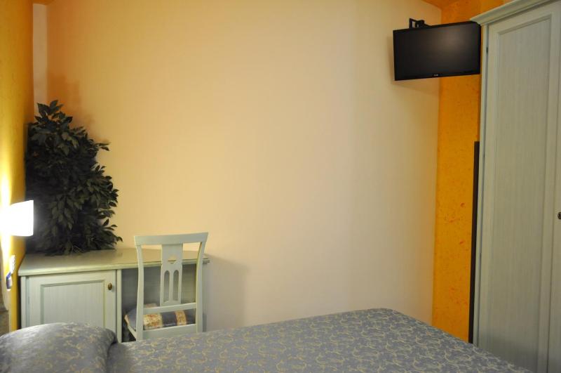 Economy Double Room image 4