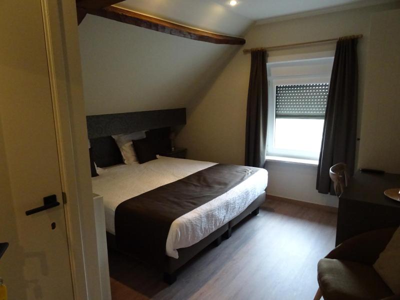 Small Double Room image 3