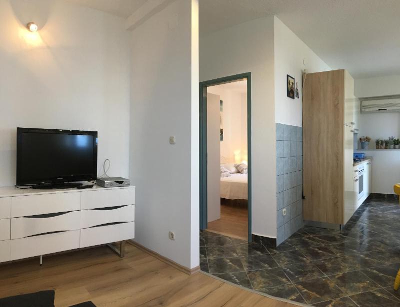 Standard One-Bedroom Apartment with Terrace and Sea View  image 2