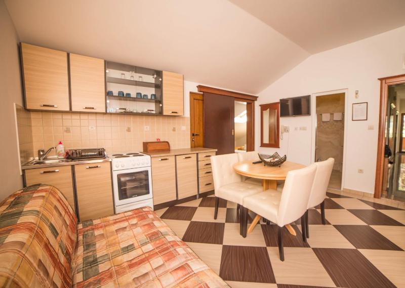 One-Bedroom Apartment (4 Adults) with Sea View image 3