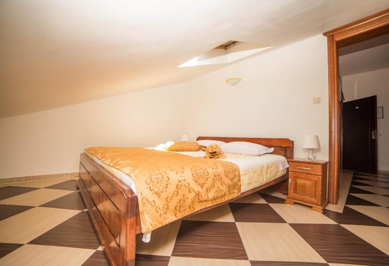 One-Bedroom Apartment (4 Adults) with Sea View image 2