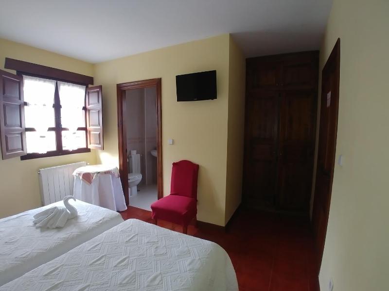 Double Room image 3
