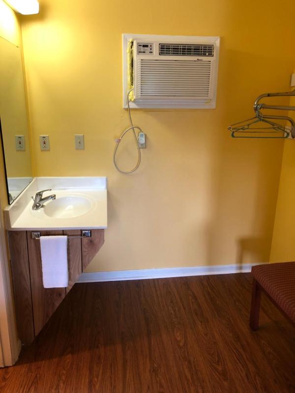 King Room - Non-Smoking image 2