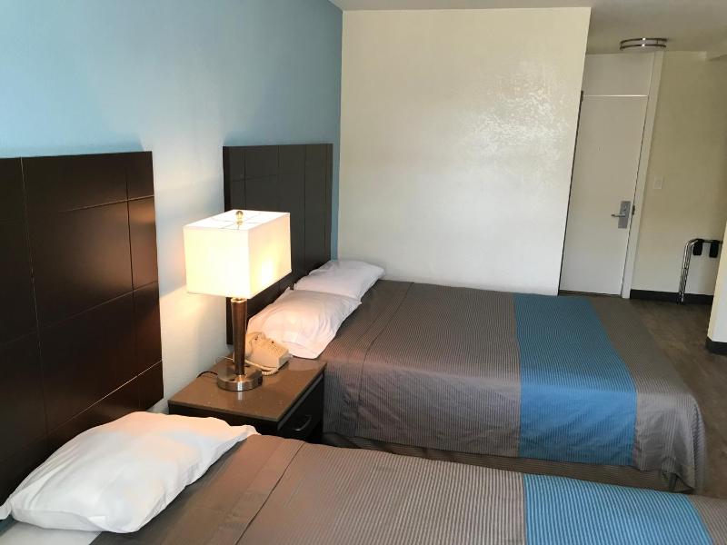 Queen Room with Two Queen Beds image 2